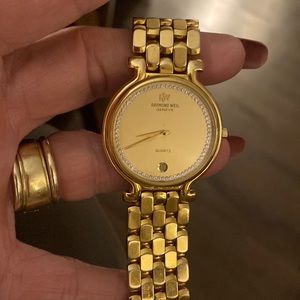 Vintage 18k Raymond Weil ladies watch.  Diamond accents on gold face. Date.